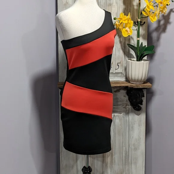 Forever 21 one shoulder bodycon dress with side cut-out - Picture 3 of 9